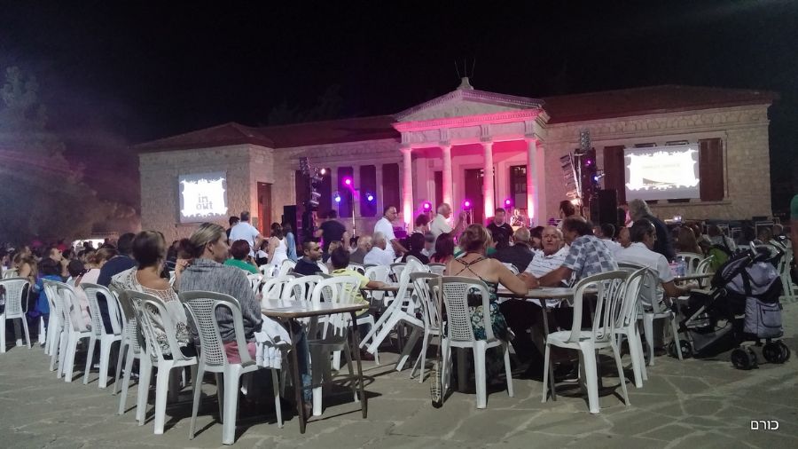 הופעה של להקה יוונית בבית ספר בכפר בערב
